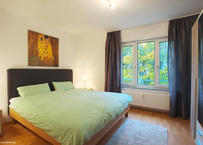 An Der Uni Mit Tiefgarage Und Loggia Apartment